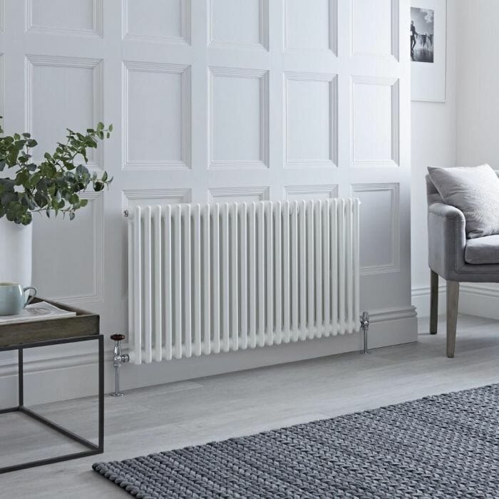 de witte kolomradiator maakt  het heerlijk warm in huis