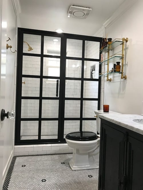 Een zwart-witte inrichting voor een tijdloze look in de badkamer