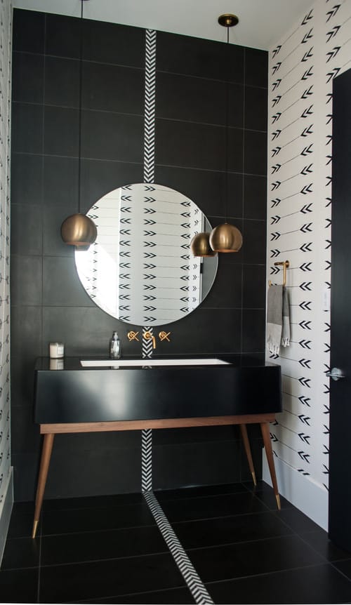 Een luxe badkamer met zwarte muren