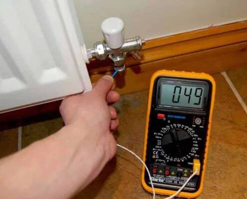 De temperatuur aan beide zijden van de radiator meten