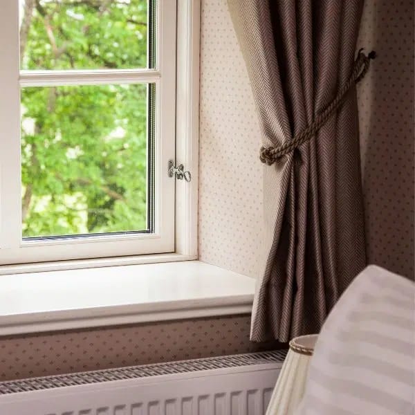 Korte gordijnen boven de radiator op hangen
