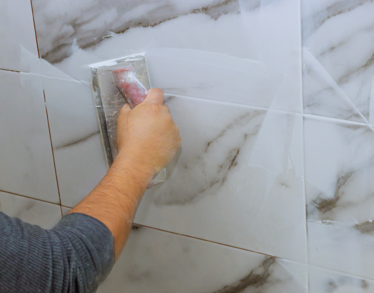 Het hervoegen van de muur in de douche