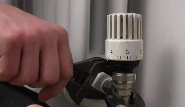 Het repareren van een lekkende radiatorkraan