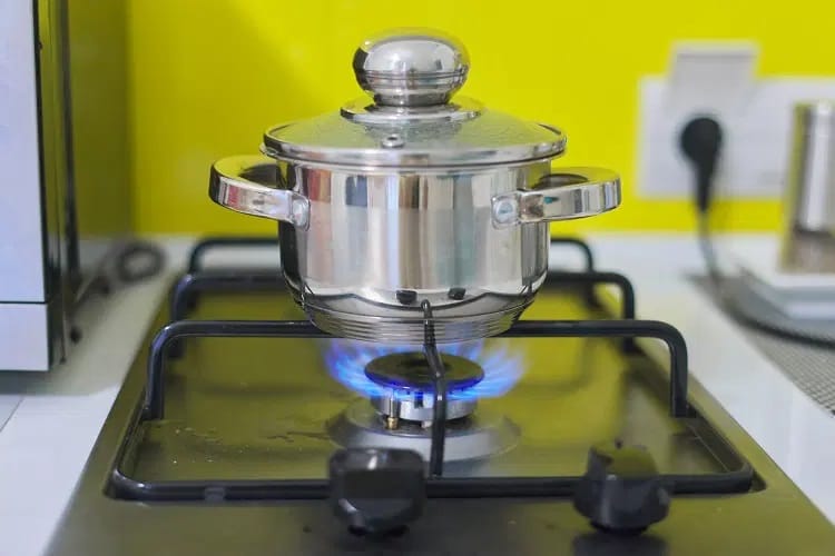 Gebruik deksels op pannen om de keuken warmer te houden