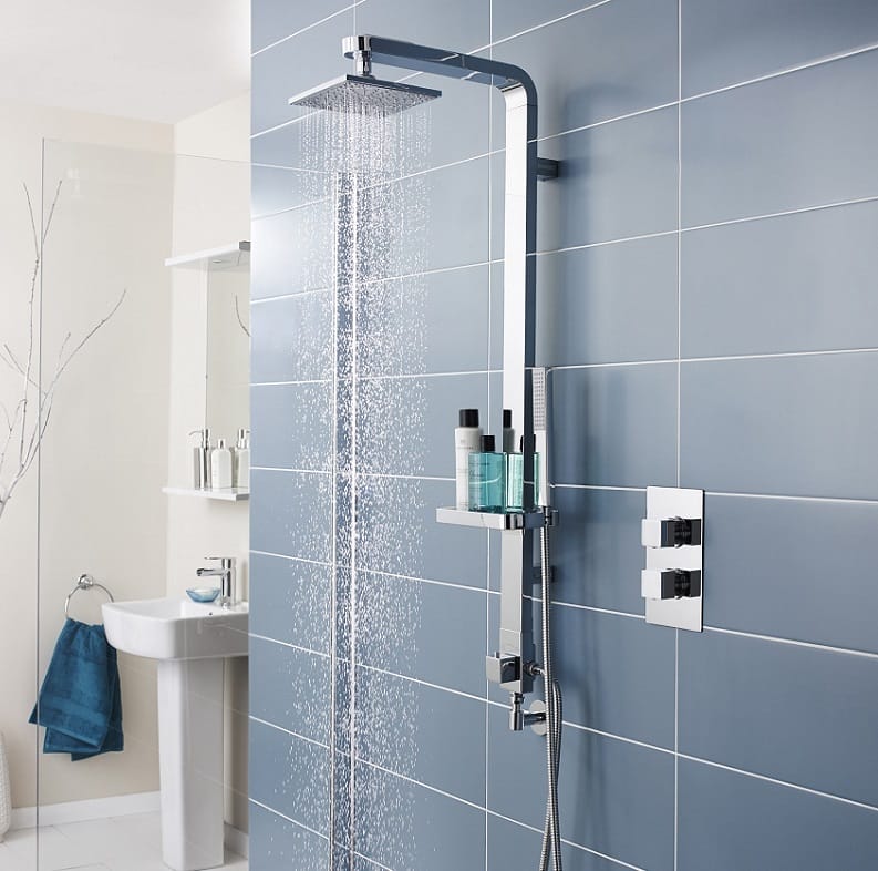 De muur in de douche hervoegen