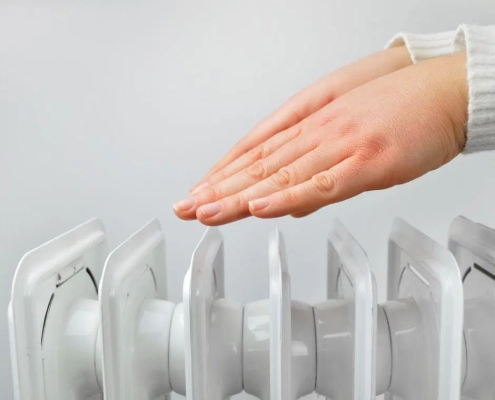 Iemand controleert of de radiator volledig is afgekoeld