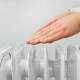 Iemand controleert of de radiator volledig is afgekoeld