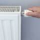 De radiatorkraan wordt afgesteld op een convector radiator