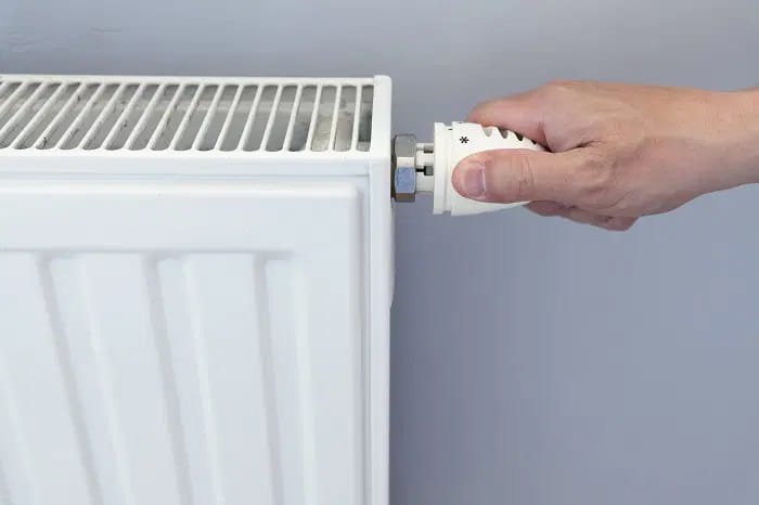 De radiatorkraan wordt afgesteld op een convector radiator