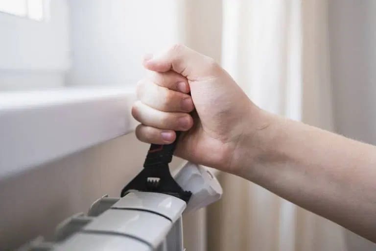 De radiator wordt gerepareerd