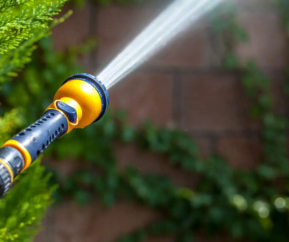 De tuinslang waarmee de radiator wordt doorgespoeld
